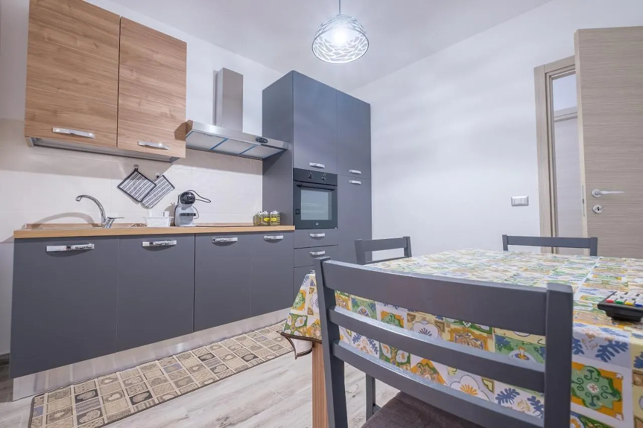 Damilhouse 3 Apartment Messina 0*,